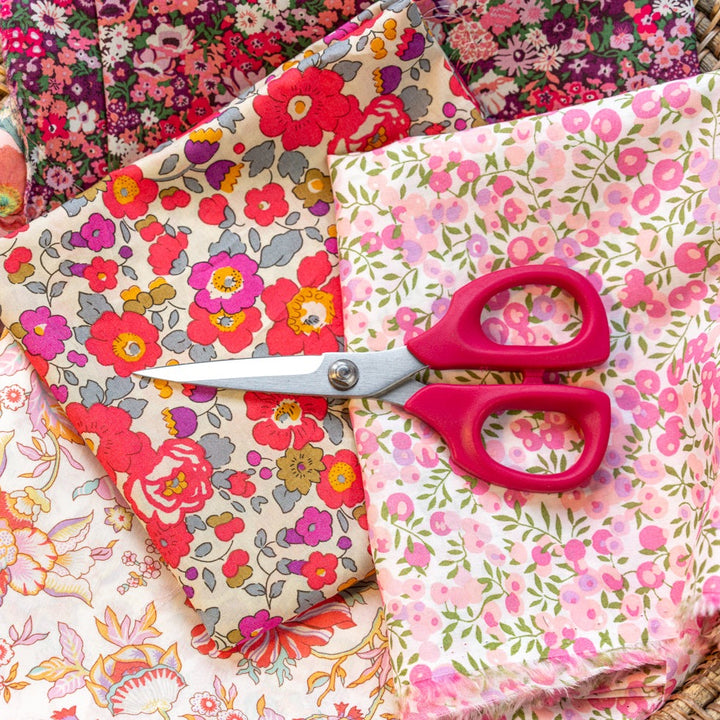 KAI 5" soft handle scissors in PINK