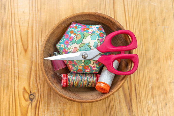 KAI 5" soft handle scissors in PINK