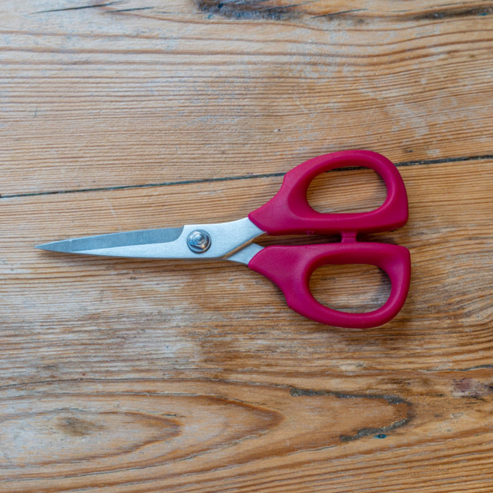 KAI 5" soft handle scissors in PINK